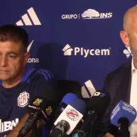 Osael Maroto le marca la cancha a Claudio Vivas.