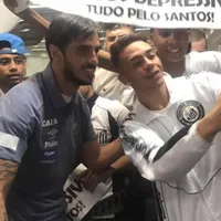 Bryan Ruiz fue recibido como héroe en Santos
