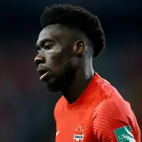 Le detectan un problema de corazón a Alphonso Davies y se perdería los duelos por Eliminatorias Concacaf