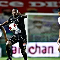 En México la afición comienza a exigirle más a Joel Campbell con el León
