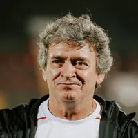 Machillo Ramírez se le adelanta Carlos Vela.