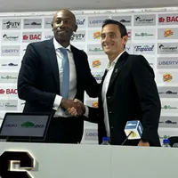 Sergio Gila sufre, Paulo Wanchope celebra.