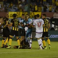 Luis Mejía, a las trompadas en el clásico de Uruguay