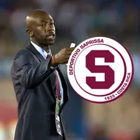 Paulo Wanchope y el escudo de Saprissa.