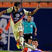 Chucho López vio acción con el América en el Clásico de México ante Chivas