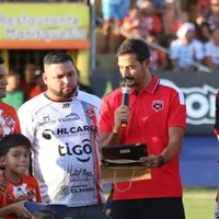 El emotivo homenaje de Puntarenas y Alajuelense a Roger Rojas