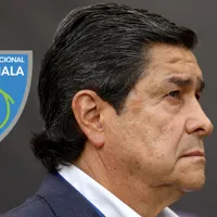 Luis Fernando Tena y el escudo de la Selección de Guatemala.