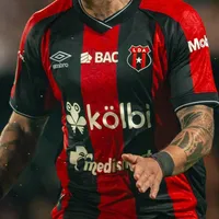 "Problemas de camerino": una figura revela la interna que golpea a Alajuelense en el momento más caliente