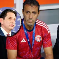 Fernando Batista recibe el apoyo de Ronald González.
