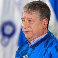 Teléfono para Bolillo Gómez: legionario le envía contundente mensaje para volver a El Salvador.