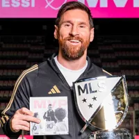 Lionel Messi junto al premio que recibió como MVP de la MLS.