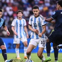 Valentín Carboni y Arquímides Ordóñez, figuras de Argentina y Guatemala, respectivamente, batallan por la pelota.