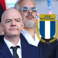 Gianni Infantino y el escudo de la Liga Nacional de Guatemala.