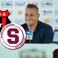 José Giacone sonríe en la conferencia de prensa de Saprissa.