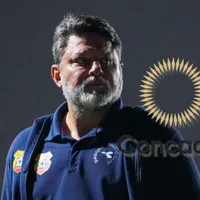 Jafet Soto es golpeado por la Concacaf.
