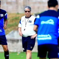 Llamado para el Bolillo Gómez: una figura quiere regresar a El Salvador.