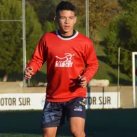 Joven hondureño firma su primer contrato profesional en España