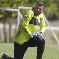 Arquero que pertenece a Olimpia vende bananos para sobrevivir