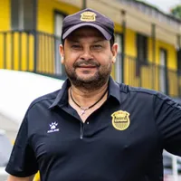Jeaustin Campos sorprende en Honduras y se ausenta del partido de Real España entre rumores que lo ponen en Alajuelense