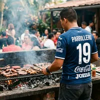 Fue pilar del súper Motagua de Diego Vázquez, se quedó sin club por una demanda y ahora trabaja de parrillero