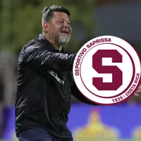 Jafet Soto y el escudo de Saprissa.