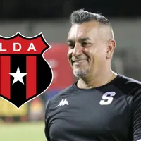 José Giacone sonríe como entrenador de Saprissa.