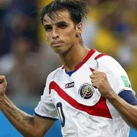Bryan Ruiz estará solito y no precisamente en ataque