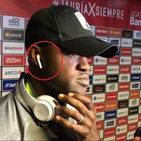 Joel Campbell se convierte en meme por usar 2 audífonos al mismo tiempo