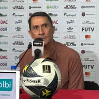 Guimaraes se mostró muy molesto por el transcurso del partido.