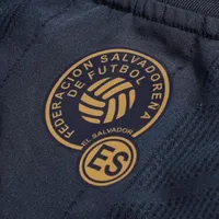 Selección de El Salvador presenta camiseta totalmente negra