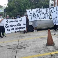 Aficionados de Comunicaciones se manifiestan para pedir la renuncia de Mauricio Tapia
