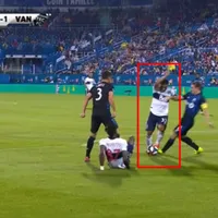 El penal que le cometen a Michaell Chirinos en la MLS