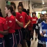 La foto feliz que tal vez no conoces del juego de básquet entre El Salvador y EE.UU.