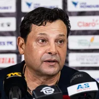 Jeaustin Campos le manda un convicente mensaje al árbitro que para el juego contra Olimpia en Tegucigalpa