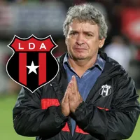 Oscar Ramírez en el banquillo de Alajuelense.