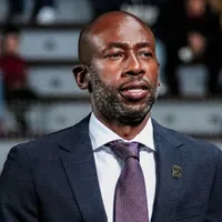 Paulo Wanchope sale a defenderse.