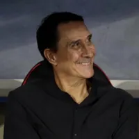 Alexandre Guimarães recibe una buena noticia.