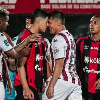 Alajuelense golpea a Saprissa y lo lastima.