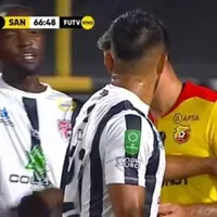 Fernán Faerron agredió a un rival a lo "Suárez" en el triunfo de Herediano [VIDEO]