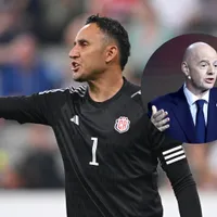 Keylor Navas con la camiseta de Costa Rica y Gianni Infantino, presidente de la FIFA.