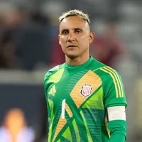 Keylor Navas le da una mala noticia al Piojo Herrera.