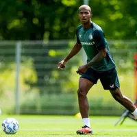 La decisión que tomará Feyenoord y que beneficiará Jeyland Mitchell