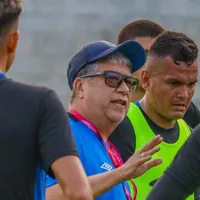 Bolillo Gómez entrenando a la Selección de El Salvador.
