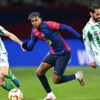 Lamine Yamal ante la marca de los jugadores del Betis.