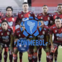 La alineación de Real Estelí de fondo y al frente el logo de la Conmebol.