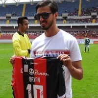 Bryan Ruiz vistió la 10 de Santos y llega el lunes a Brasil