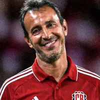 Fernando Batista recibe una buena noticia.