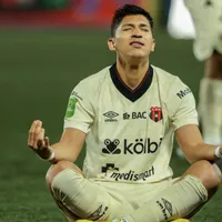 Ángel Zaldívar sorprende a Alajuelense.