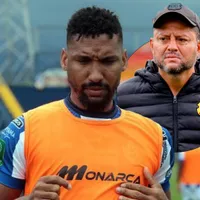 Jafet Soto le marca la cancha a Marcel Hernández. (Foto: Instagram)