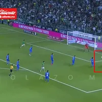 ¡La voló! Joel Campbell debutó con León y tuvo un casi-gol...que se fue a la tribuna